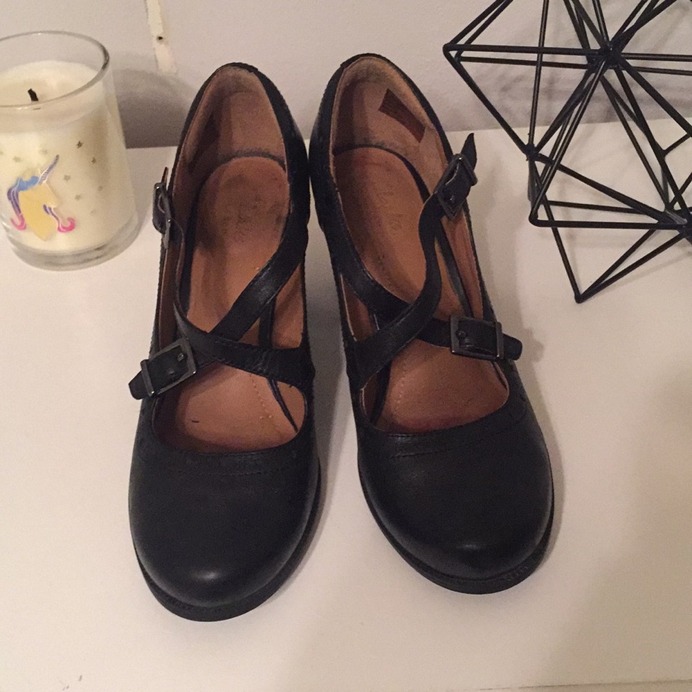 CLARKS 6 1/2 Black Leather cross strap w/buckles